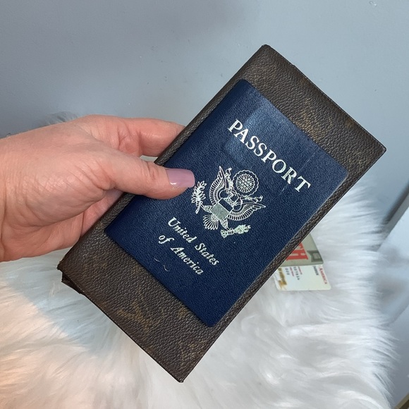 1980 or 81 authentic Louis Vuitton checkbook style wallet - Picture 15 of 17